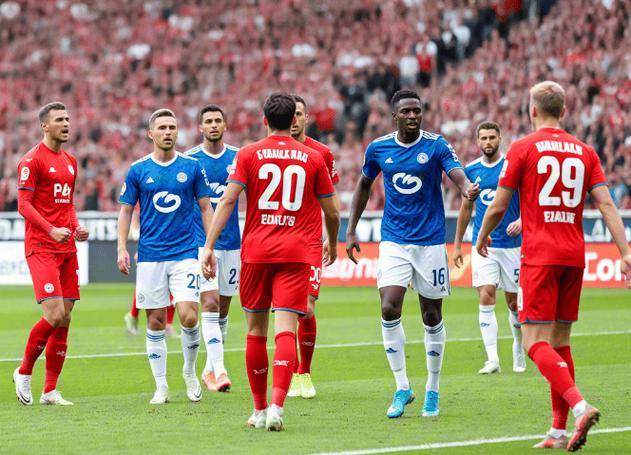 荷甲阿贾克斯腰斩怎么回事