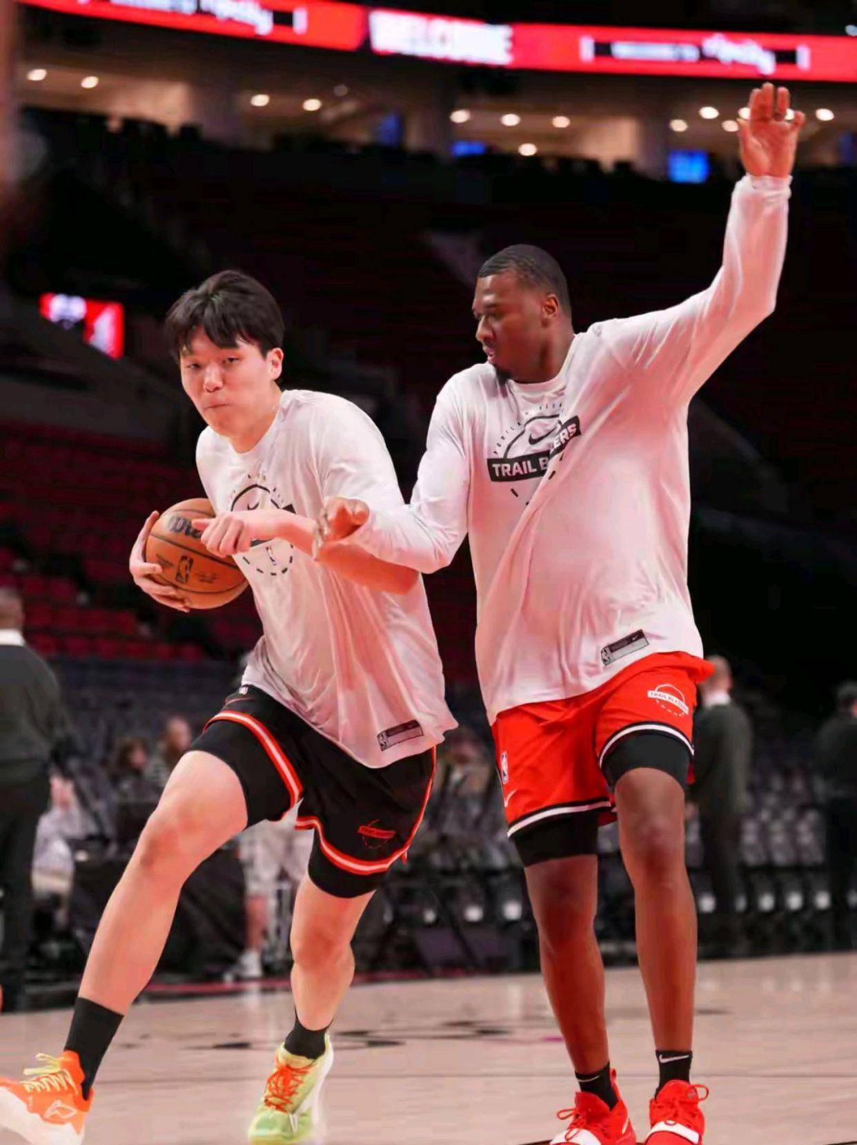 包含广东宏远迎NBA常规赛关键赛；今夜状态回暖；气氛紧张；阵容厚度经受考验的词条