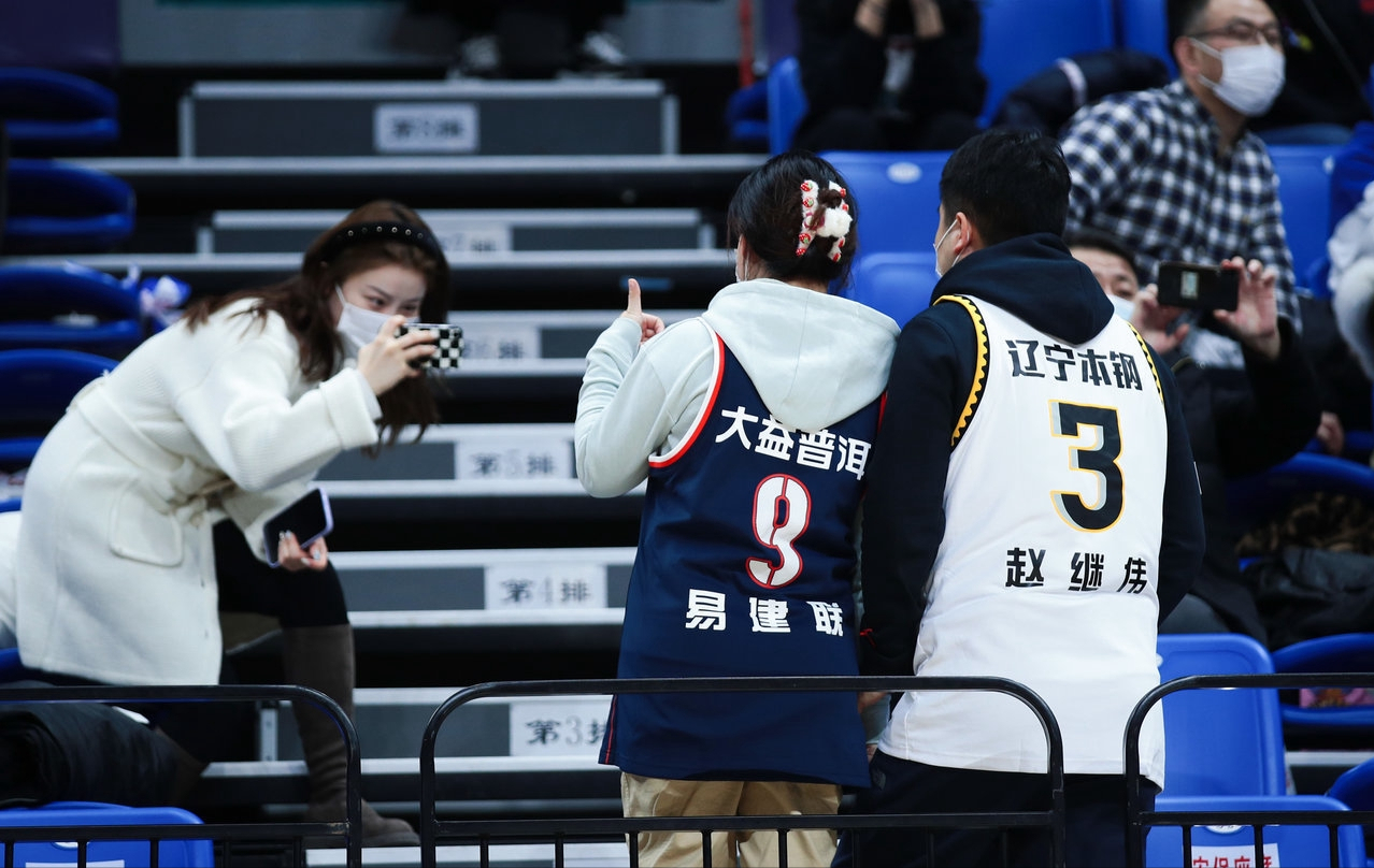 NBA总决赛窗口期走向成谜；斯图加特刷新队史纪录；球迷炸锅；临场指挥获称赞的简单介绍