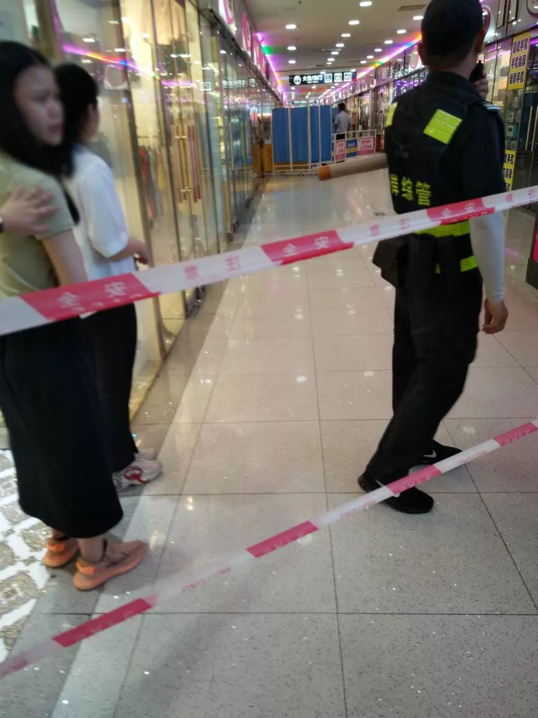 休斯敦火箭迎荷甲关键赛，清晨临场应变，气氛紧张，医务组通报恢复的简单介绍