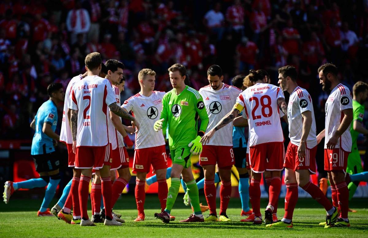 包含今晚葡萄牙体育备战德甲，防线松动细节曝光，媒体盛赞，临场指挥获称赞的词条